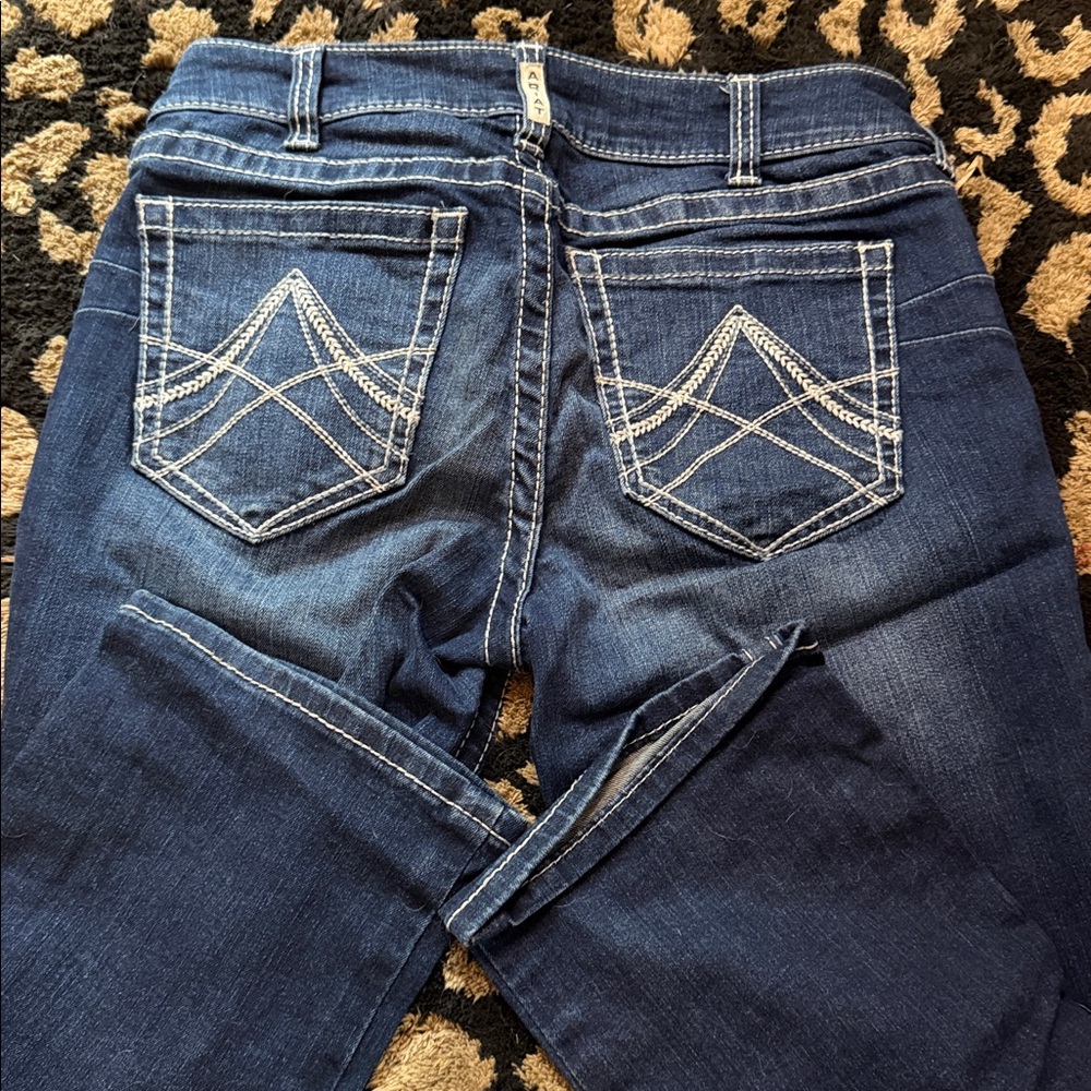 NEVER WORN Ariat Women's straight leg MID-RISE Jeans with Contrast Stitching